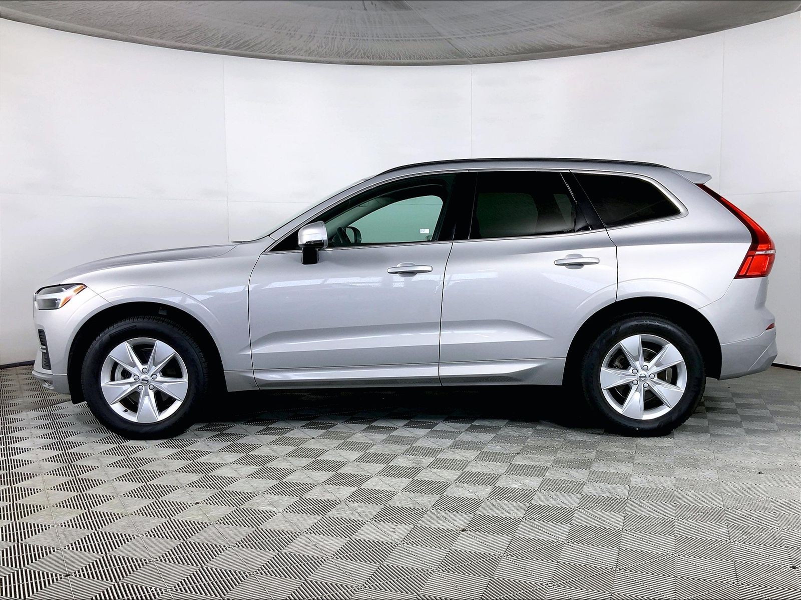 Pre-Owned 2022 Volvo XC60 B5 Momentum 4D Sport Utility in Honolulu